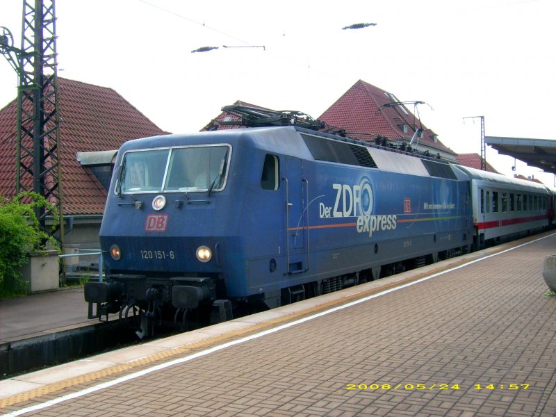 120 151 fuhr am 24.05.08 mit einem IC in den Bahnhof Weimar ein.