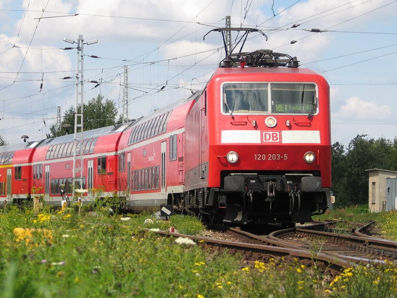 120 203-5 zieht den RE1 vom Gterbahnhof in Schwerin zum Hauptbahnhof um von dort aus nach Hamburg weiter zu fahren. 22.07.2008