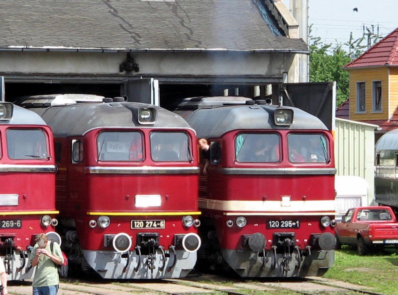 120 274 und 295 stehen in Weimar eintrchtig nebeneinander, 26.05.07 Wie ein weier Zierstreifen und ein anderes Lftergitter das Gesicht einer Lok verndern kann....