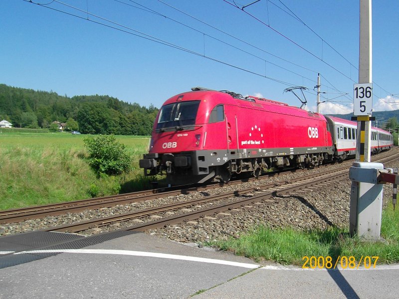 1216 142-1 zieht am 07.08.08 den OIC 535 von Wien Sdbahnhof Bstg. 11-19 nach Villach Hbf. Aufgenommen kurz vor der Durchfahrt in Pritschitz.