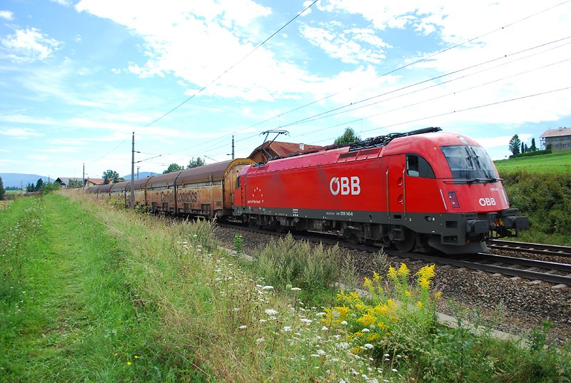 1216 143 ist hier kurz nach Pndorf zu sehen, und Richtung Salzburg unterwegs. (12.8.2008)