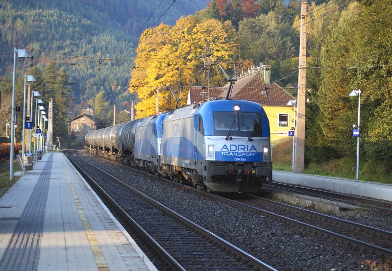 1216 920 u. 921 von Adria Transport rollen am 10.10.2008 mit einem Kesselwagenzug durch das herbstliche Breitenstein.