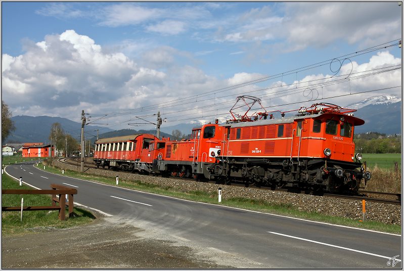 1245 525,2067 004 und 2060 009 fahren als SGAG 91142 von Knittelfeld nach Mrzzuschlag. 
18.04.2009 Fentsch-St.Lorenzen