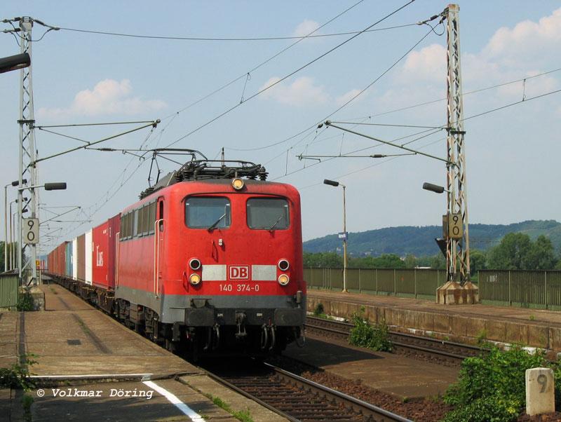 140 374 mit einem Gterzug auf der Niederwarthaer Brcke, 15.07.2005
