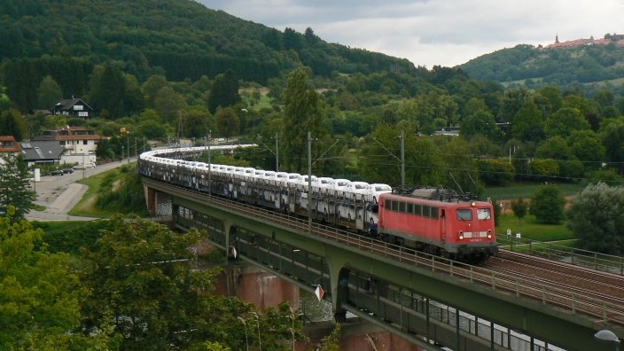 140 569 mit einem sehr langen Audi-Autotransportzug CS 60044 Bad Friedrichshall Jagstfeld - Emden in Neckargmnd berquert gerade den gleichnamigen Fluss. (20.8.2008)
