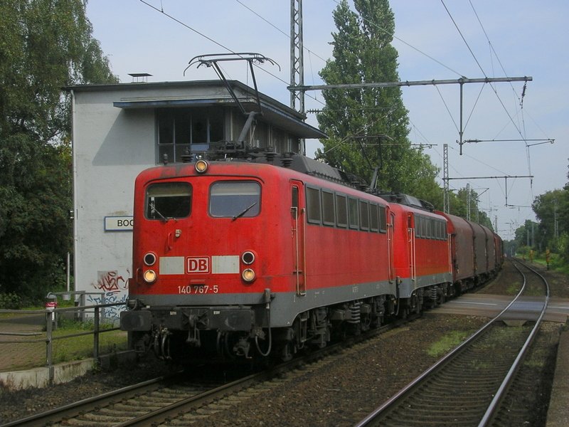 140 767-5 und 140 851-7 mit gemischten GZ am Stellwerk in Bochum Nokia.(07.08.2008)