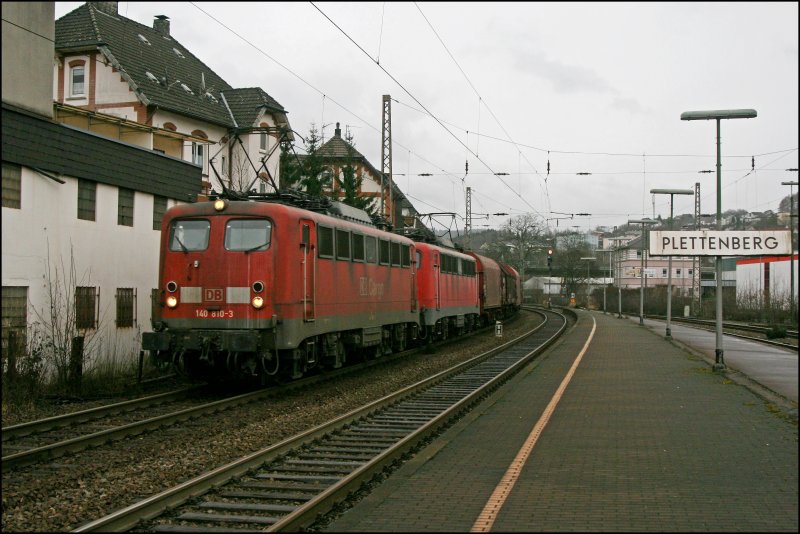 140 819 und 140 788 sind mit einem Coilzug von Finnentrop auf dem Rckweg ins Ruhrgebiet und durchfahren Plettenberg am 18.01.2008.