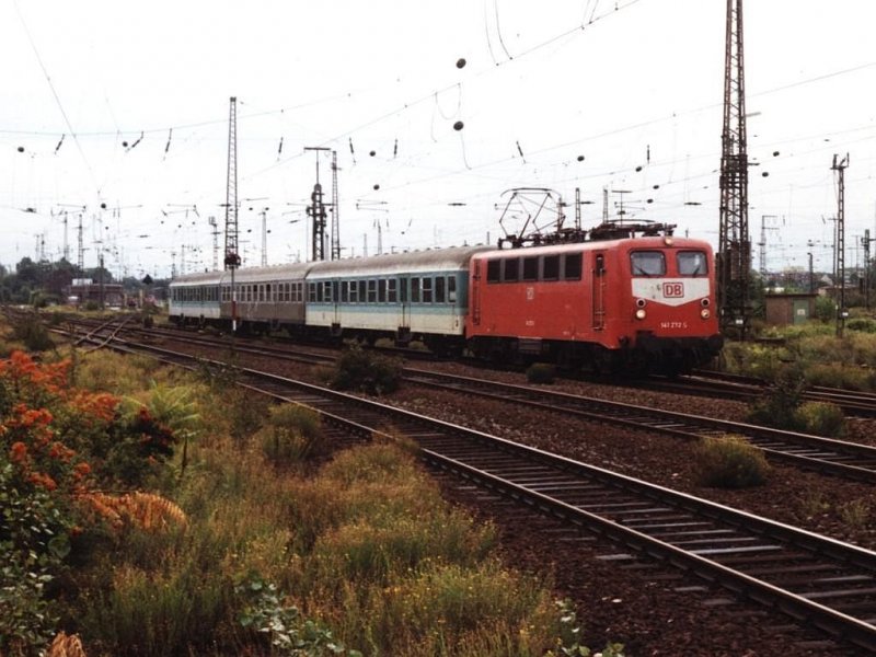 141 272-5 mit RB 96886 Mnchengladbach-Wesel auf Duisburg Hauptbahnhof am 14-08-1999. Bild und scan: Date Jan de Vries. 