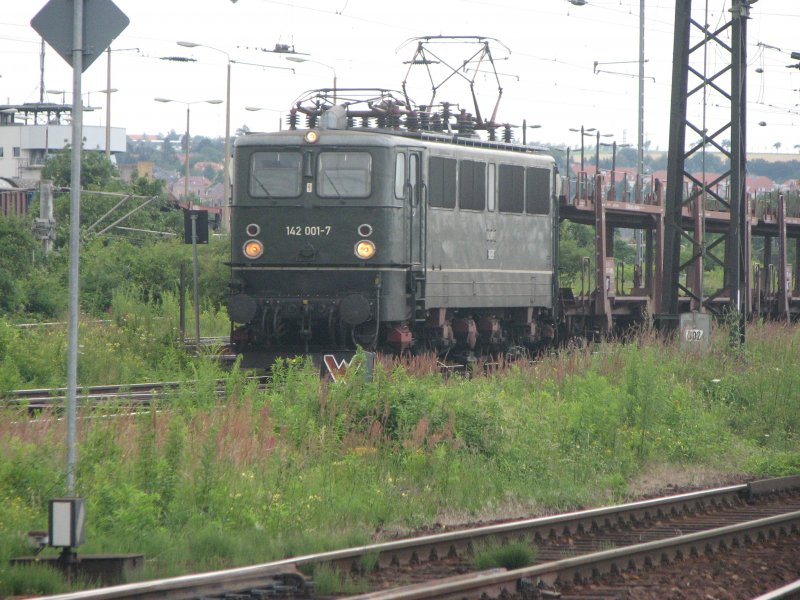 142 001-7 fuhr mit ihrem Gterzug aus Richtung Coswig komment durch den Dresdner Gterbahnhof um ihn nach Bad Schandau zu bringen.29.06.07