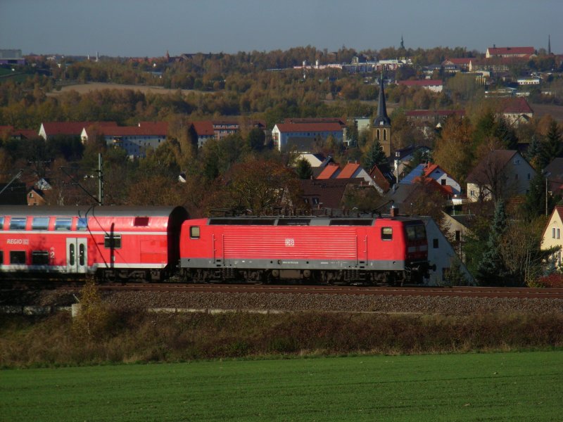 143 015-6 kurz vor dem Bahnbergang in Hilbersdorf, RB 17316, Dresden-Zwickau, 24.10.08