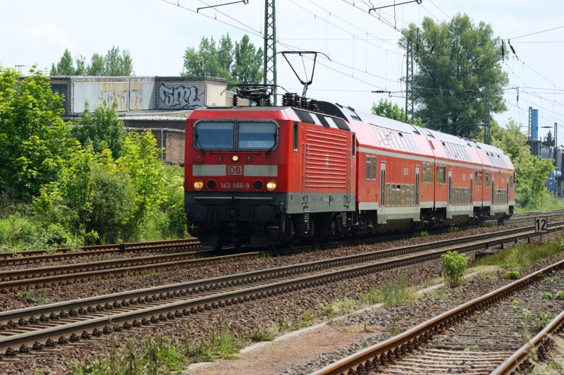 143 066-9 erreicht mit ihrer RB gleich ihr Endziel Dessau Hbf am 22.05.2009