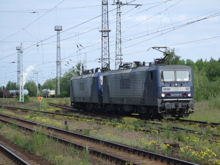 143 069-3(RBH Lok 102)und 143 286-3(RBH Lok 106)werden in Krze den RBH-Kesselzug63900 von WRS nach Stendell im Bahnhof Rostock-Seehafen bespannen.Aufgenommen am 24.05.09 am Hp Rostock-Dierkow.