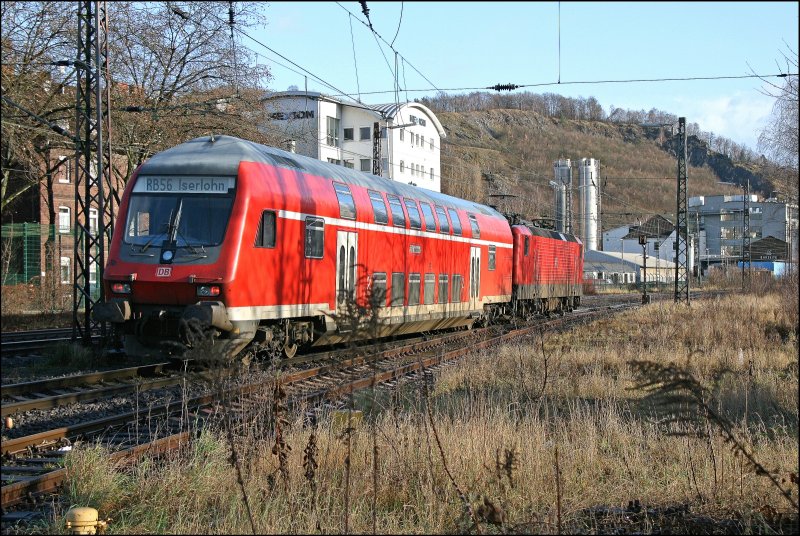 143 288 verlsst mit einem Zug der Linie RB56  DER ISERLOHNER , von Hagen Hbf nach Iserlohn, den Bahnhof Letmathe. (07.12.2007)