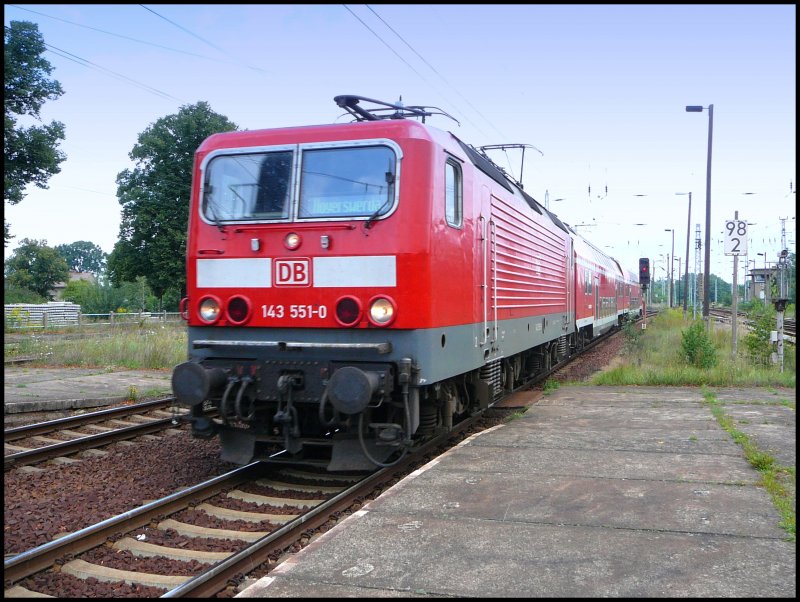 143 551 vor RE 17198 komt gerade im Bahnhof Ruhland an. Dieser Zug endete in ruhland und fuhr danach zurck nach Hoyerswerda. Aufgenommen am 03.08.07.