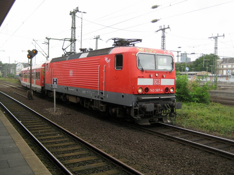 143 587-4 mit der S1 bei der Einfahrt in den Dsseldorfer HBF am 26. August 2008.