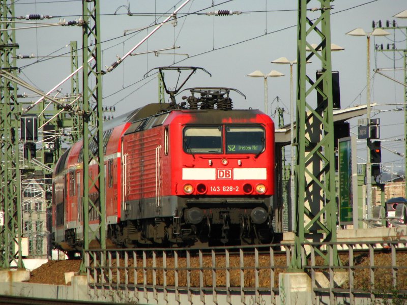 143 828-2 ist mit der S-Bahn Richtung Dresden-HBF unterwegs,hier im Haltepunkt Freiberger Strae.15.03.08.