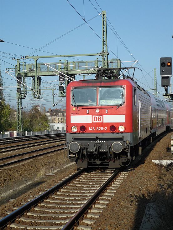 143 828-2 mit der S2 nach Heidenau bei der Einfahrt in den Hp Freibergerstrae.