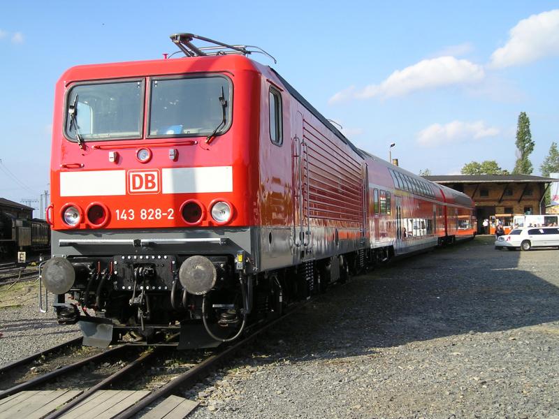 143 828 mit Doppelstockwagen 4. Bauserie ausgestellt auf dem Dampflokfest in Dresden-Altstadt (20.05.04)