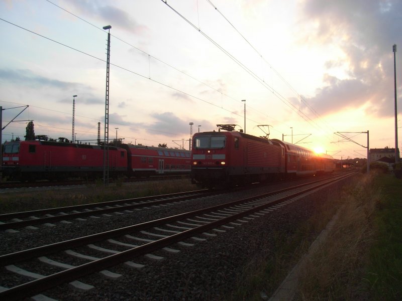 143 865-4 mit RB 17331 nach Dresden verlsst im Abendlicht den Bahnhof Freiberg, dahinter steht 143 368-9 abgestellt mit 2 Dostos. Dieser Zug wird am Morgen wieder die S30 nach Dresden bilden, 11.09.08