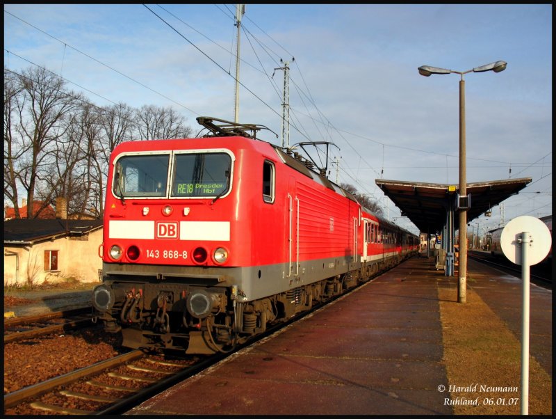 143 868-8 ist neu im Bh Cottbus (vorher Rostock). Hier ist sie im Einsatz als Zuglok am RE38507 Cottbus-Dresden Hbf beim Takt0-Halt in Ruhland.