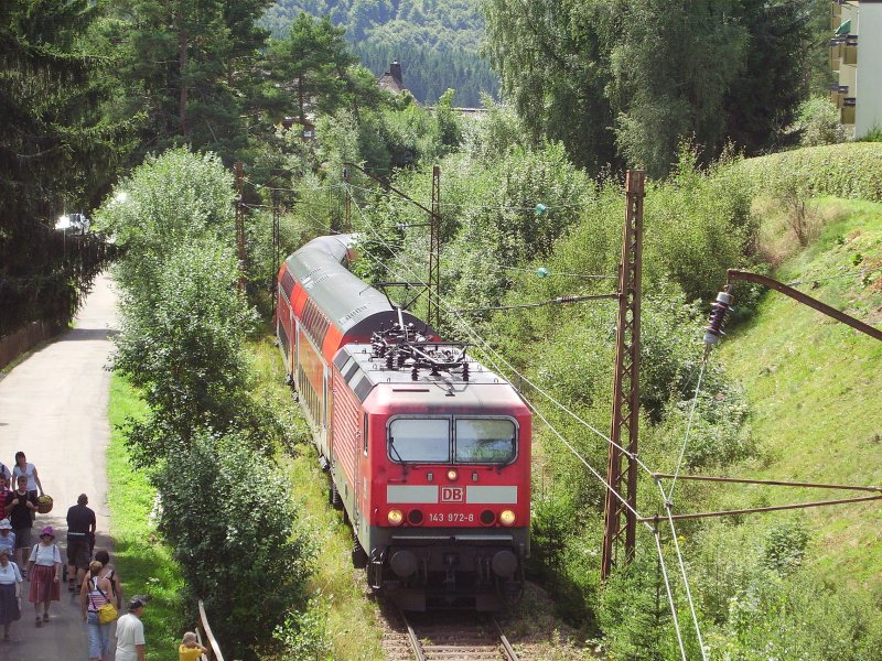 143 972-8 wird in Krze mit ihrer 6-Wagen RB 31595 aus Freiburg(Brsg)Hbf nach Seebrugg den Bahnhof Schluchsee erreichen. Am Zugschluss half 143 050-3. 10.08.08