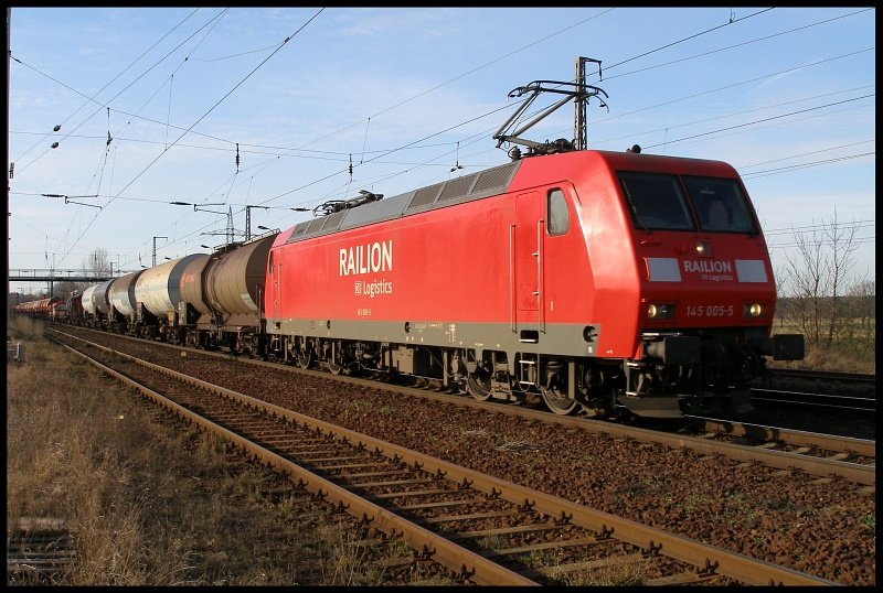 145 005 mit einem Gterzug im Bahnhof Saarmund, 10.02.08