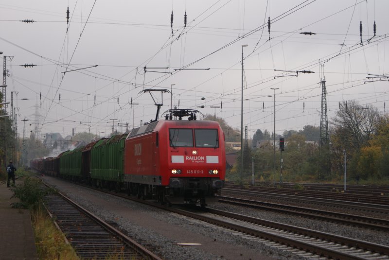 145 011-3 mit gem. GZ bei der Durchfahrt in Solingen Hbf am 25.10.2008