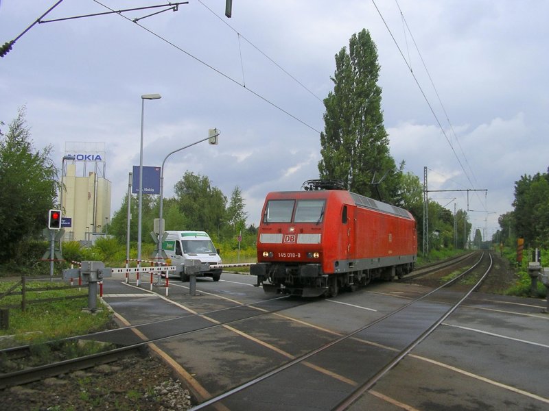 145 018-8 fhrt LZ nach Bochum Langendreer,hier am B 20,3
Bochum Nokia.(20.08.2008)