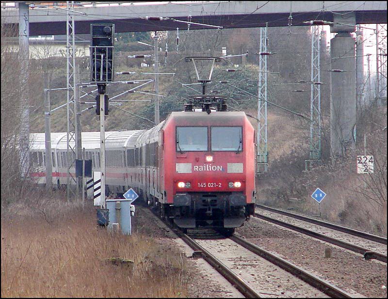 145 021-1 vor dem IC2454 aus dem Ostseebad Binz kommend.  (Stralsund am 30.12.06)