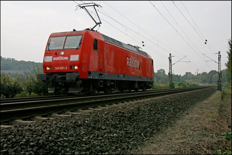 145 021 fhrt am 10.10.2007 bei Hohenlimburg Richtung Plettenberg.