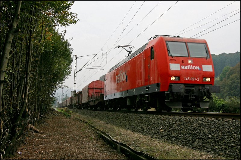 145 021 ist mit ihrem Gterzug auf dem Rckweg ins Ruhrgebiet. (10.10.2007)