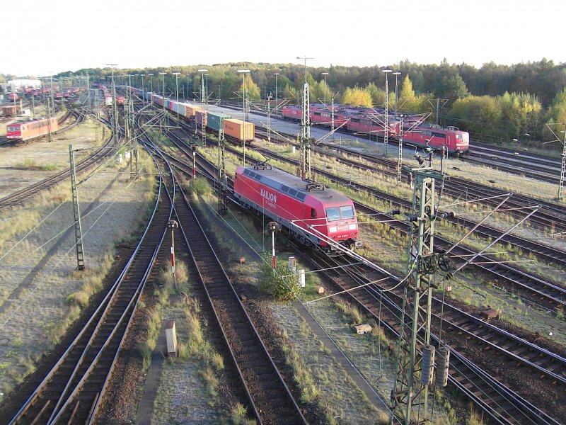 145 033-7 kommt am 23.10.08 aus einer Abstellgruppe im Rbf Maschen und fhrt in die Abstellgruppe fr Lokomotiven links im Bild.