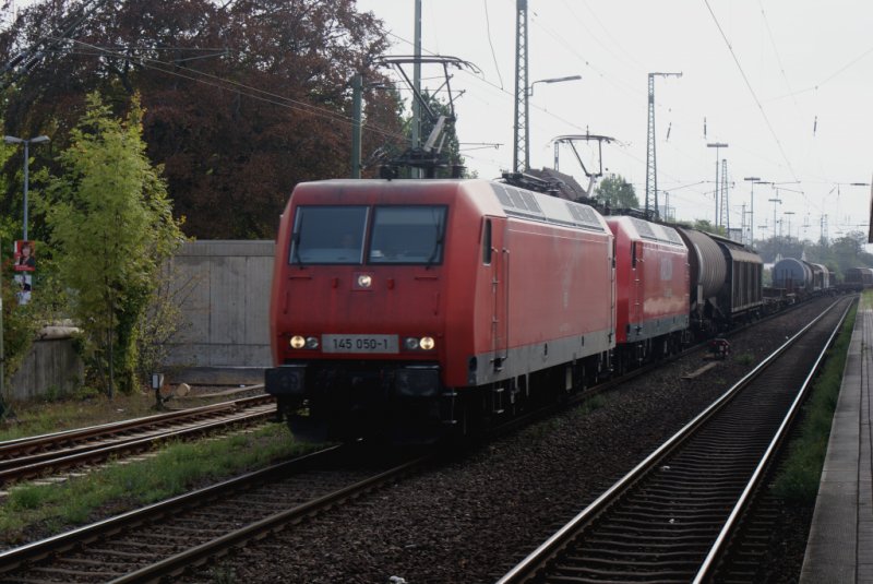 145 050-1 in Doppeltraktion mit 145 003-0 durchfuhr am 12.09.2009,mit einem gemischten Gterzug den Bahnhof Wunstorf in Richtung Bremen.
