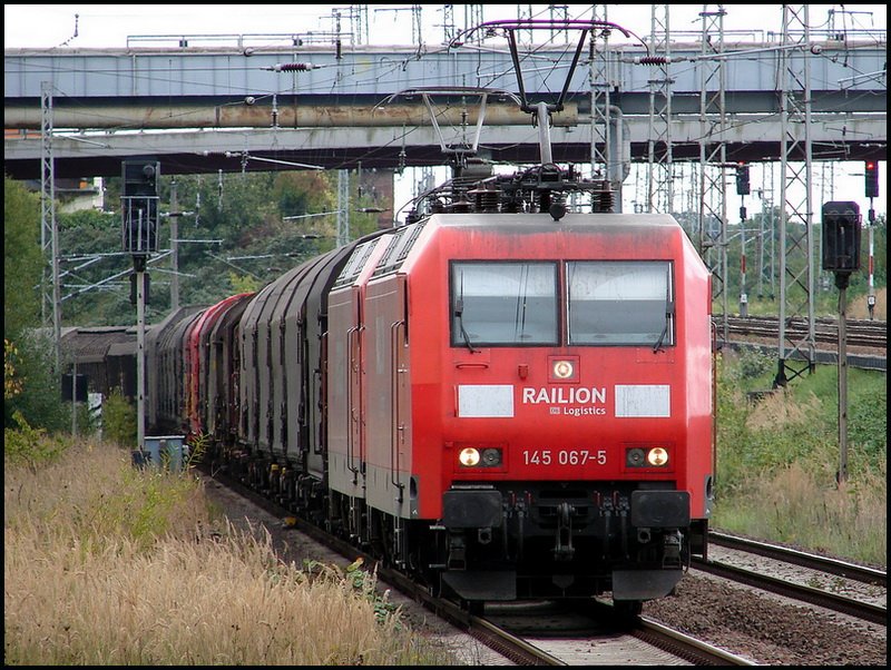145 067-5 & 145 036-0 vor -45535- aus Mukran, bei Einfahrt in den Hbf Stralsund.  am 21.09.08 
