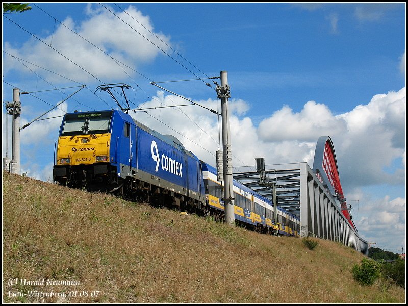 146 521 schiebt X80003 Leipzig Hbf - Warnemnde ber die Elbebrcke bei Lutherstadt Wittenberg, 01.08.07. Der Tf hatte wohl vergessen den Zielanzeiger an der Lok vor Abfahrt umzustellen:  Nicht Einsteigen  ermuntert wohl nicht zu einer Fahrt an die Ostsee.