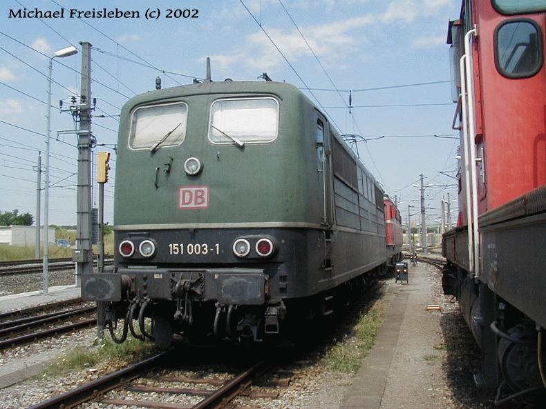 151 003-1 wartet am 27.Juni 2002 im Zentralverschiebebahnhof Wien auf ihre nchste Aufgabe