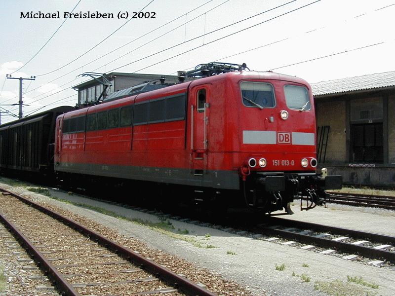 151 013-0 mit einem Gterzug im Frachtenbahnhof Wien Ost am 22.Juni 2002