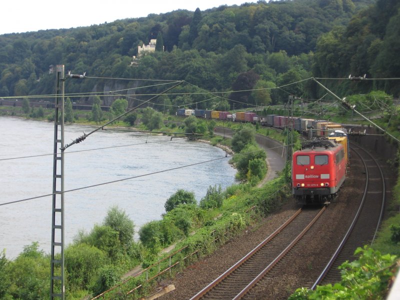 151 075 zieht am 20.07.2007 einen Gterzug in Richtung Norden, hier bei Oberwinter.
