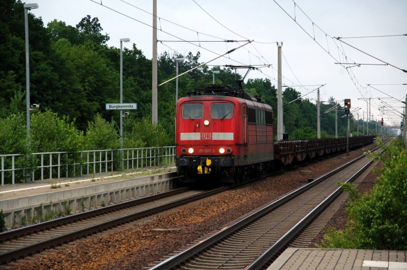 151 097 zieht am 26.06.09 einen Gterzug durch Burgkemnitz Richtung Bitterfeld.