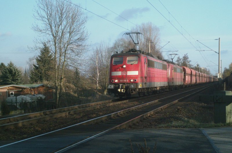 151 115-3 mit  Schwesterlok zieht Leererzzug aus Salzgitter
Richtung Hamburg Hansaport am 07.02.2008