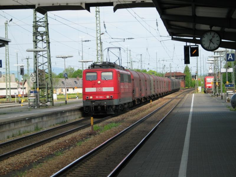 151 135 1 mit einem gemischten Gterzug Richtung Nrnberg am 23.02.2005 im Plattlinger.
