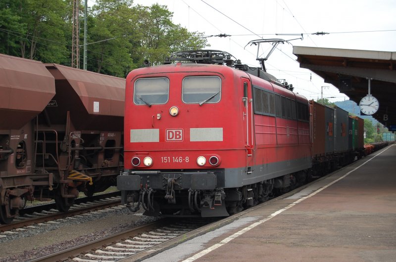 151 146-8 am 14.05.2009 im Bahnhof Kreiensen