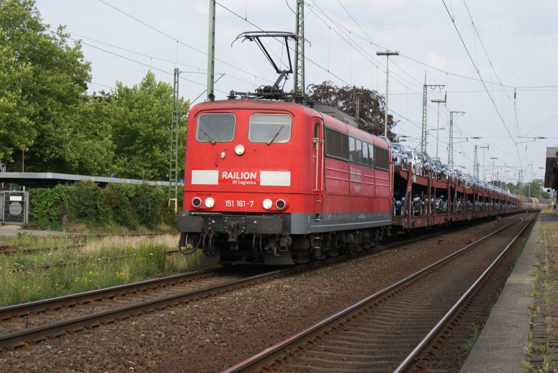 151 161-7 mit einem Autotransportzug bei der Durchfahrt des Wunstorfer Bahnhofes in Richtung Bremen am 04.07.2009.