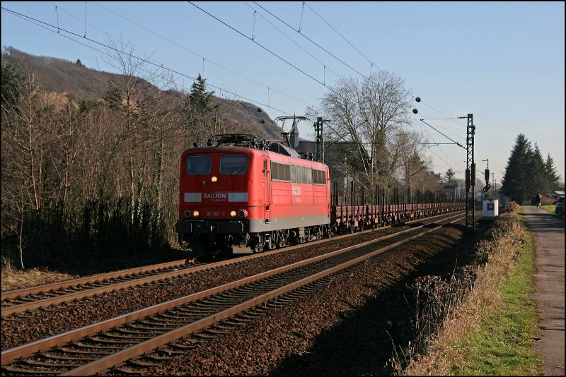 151 161 bringt bei Leutesdorf einen Gterzug gebildet aus Kgs Wagen der B-Cargo Richtung Norden. (09.02.2008)
