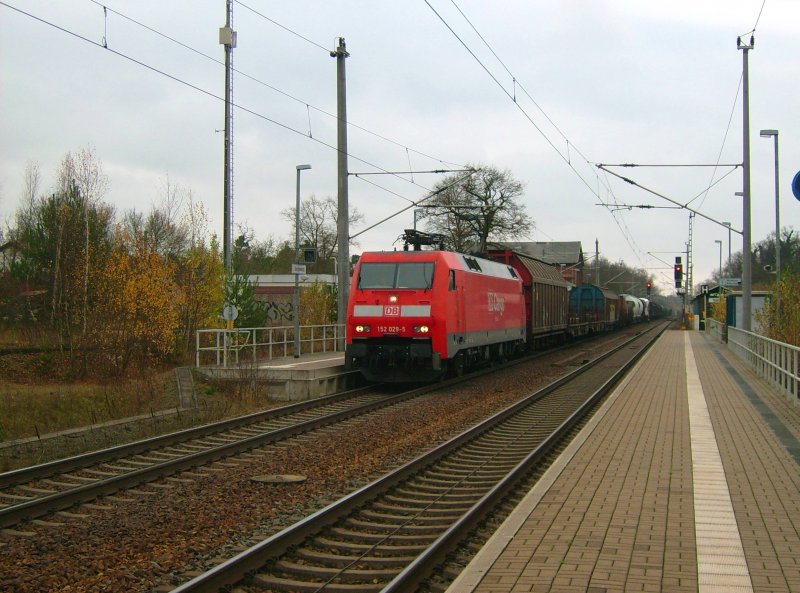 152 029 durchfhrt am 15.11.08 mit einem Gterzug den Bahnhof Burgkemnitz.