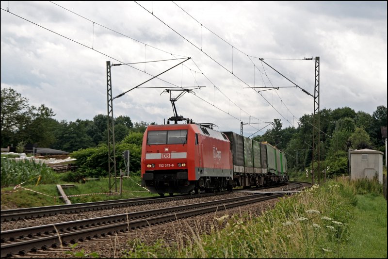 152 043 ist noch mit DB CARGO Logos unterwegs und bringt bei Vogl den TEC 42124(?), Verona Quadrante Europa - Karlsruhe, in Richtung Mnchen. (09.07.2008)