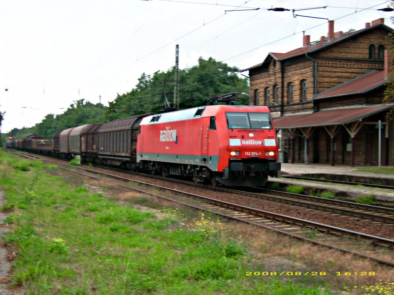 152 074 durchfhrt am 29.08.08 den Bahnhof Raguhn in Richtung Bitterfeld.