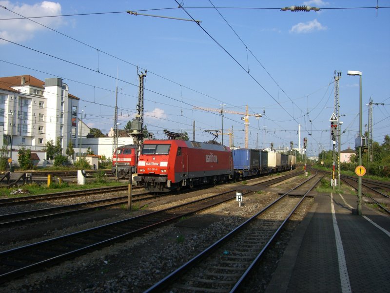 152 081 fhrt mit einem Containerzug, der aus 3 Wagen bestand durch Regensburg. (14.08.2007). Auch noch ein Gru an den Netten Lokfhrer!