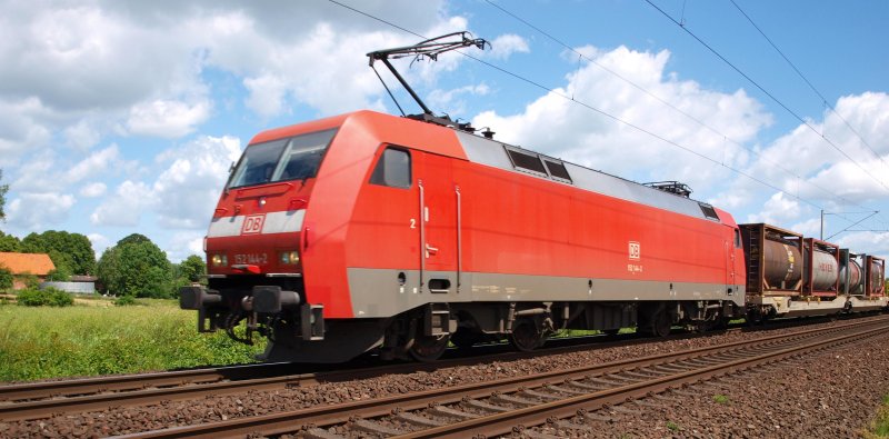 152 144-2 bringt am 28.05.09 einen gem. Gz aus Lbeck-Skandinavienkai Richtung Hamburg. Aufgenommen kurz nach passieren des Reinfelder Bahnhofs.