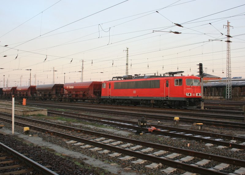 155 037-5 mit Kieszug fr Boerner Kies- und Steinwerke am 14.11.2008 im Bahnhof Cottbus